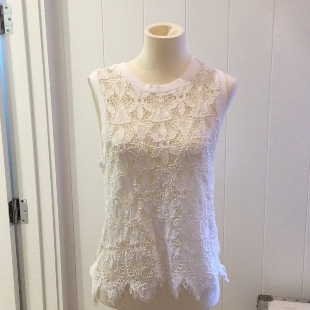 Deletta lace sleeveless top.